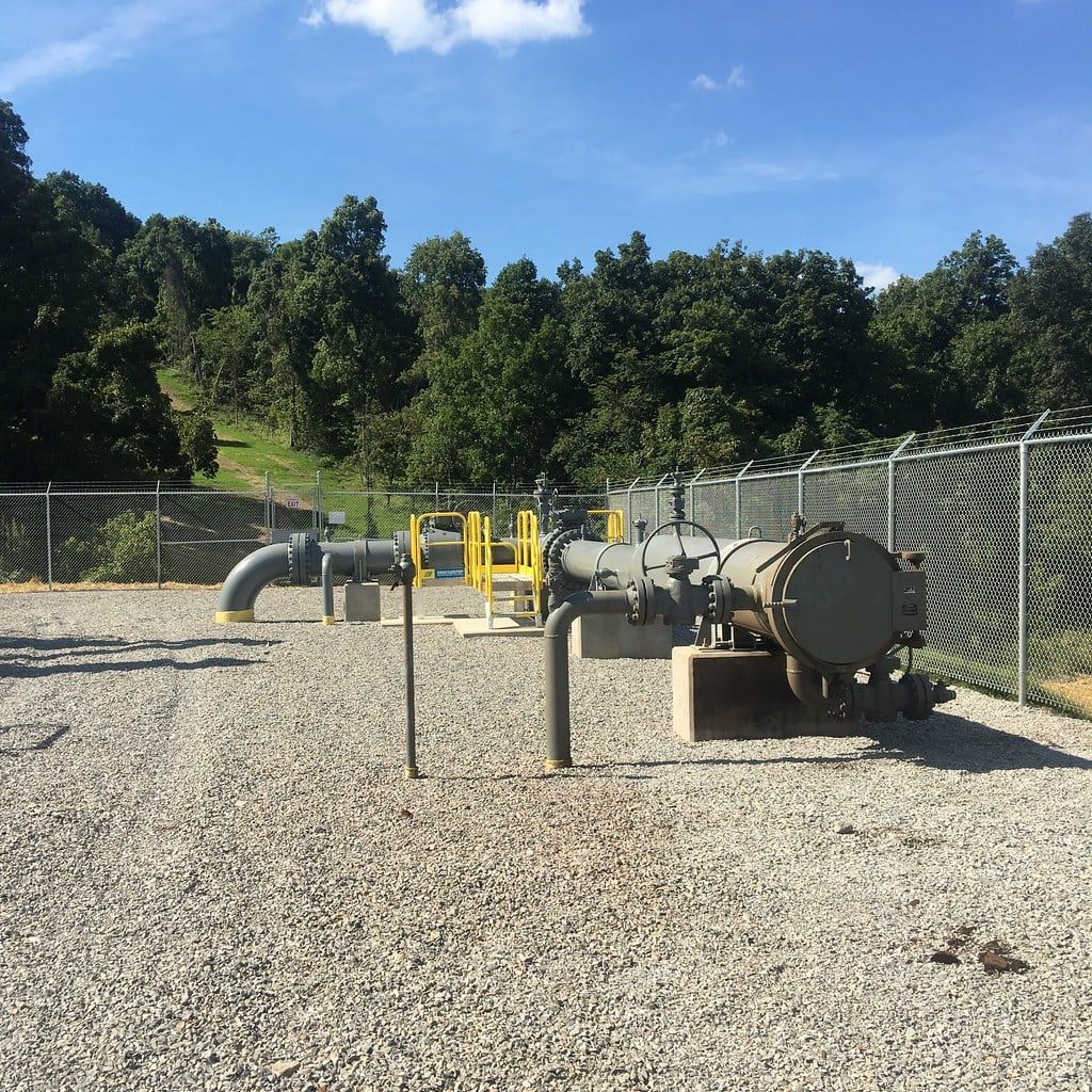 Horizontal filter separator vessel inside a fenced station