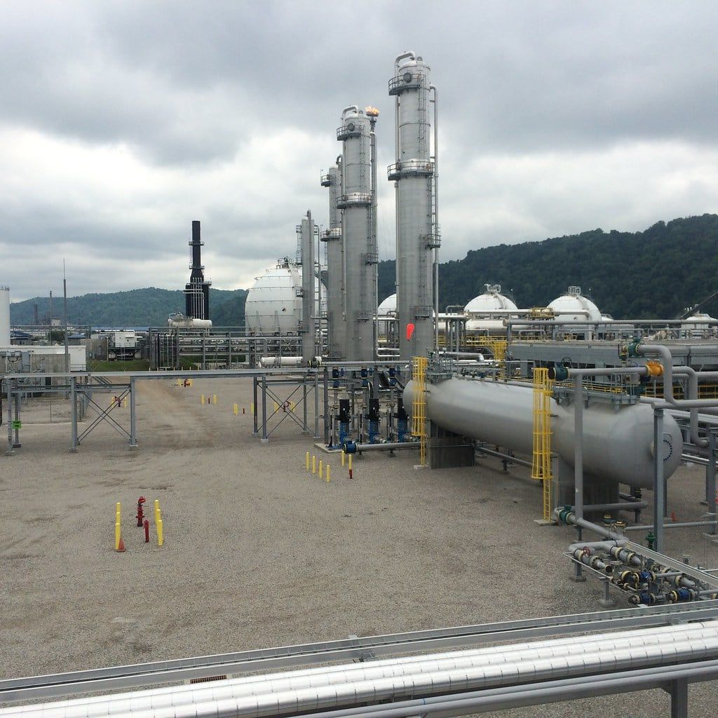 Gas processing plant with fractionation columns and a horizontal vessel