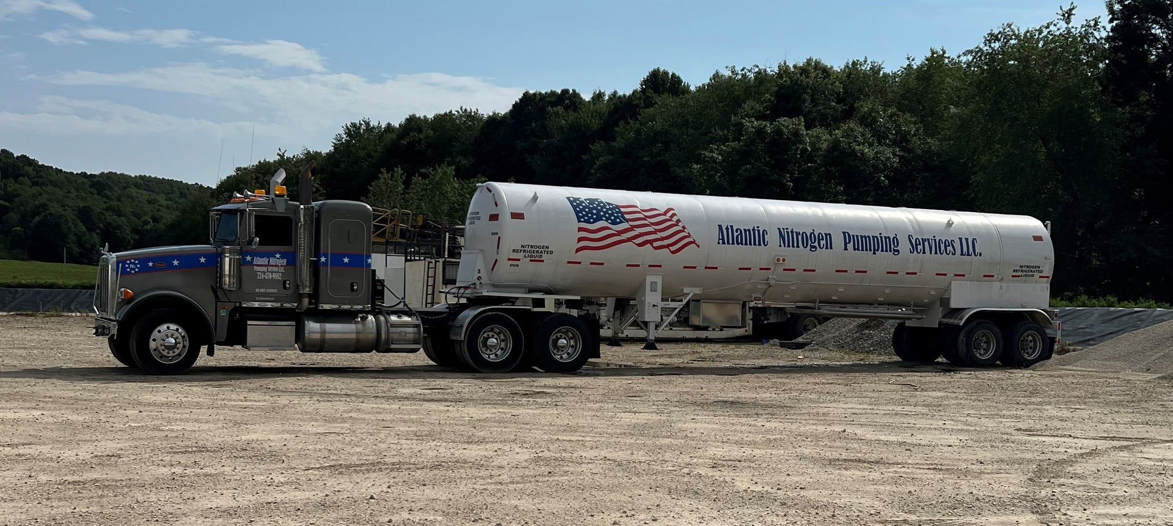 Cryogenic nitrogen transport trailer coupled to its tractor